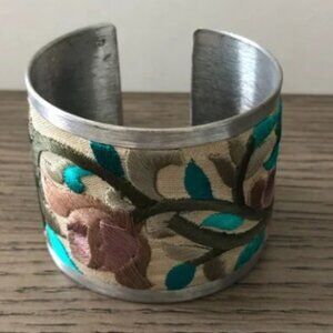 NWT Zad Handmade Floral Embroidered SET of Earrings and Bracelet Made in India